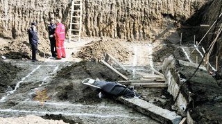 A murit strivit sub o tona de beton