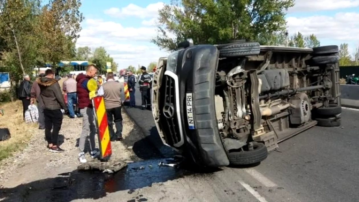 Accident cumplit în Brăila! O mașină a lovit un microbuz cu 19 pasageri. Mai multe persoane sunt rănite