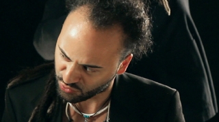 VIDEO Lee More, colegul de trupa al lui Matteo, i-a tuns "dreadurile" cantaretului