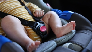 Dramă fără margini! O fetiță de 2 ani a murit, după ce a fost uitat în mașină de tatăl său