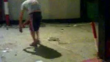 Credeai ca rupt de beat e doar o expresie! Smecherul asta de Costinesti sta in patru labe si danseaza pe Vara nu dorm - Ii curge scuipat din gura de mort ce e