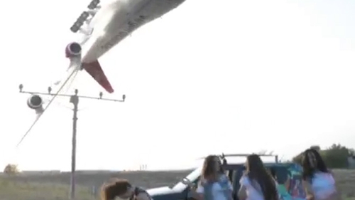 Viralul care i-a lasat pe toti cu gura cascata! Cea mai tare cascadorie cu un Boeing, pe aeroportul Otopeni! Un avion a facut o manevra cum n-ai vazut nici in filme, trecand milimetric cu aripa pe langa patru pustoaice