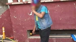 Se mai întâmplă şi "minuni". Un cerşetor care susţinea că este paralizat s-a ridicat brusc în picioare şi...