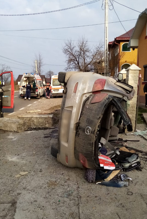 Grav accident de circulație în Suceava. O mașină a intrat într-un cap de pod, iar o persoană a decedat