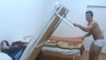 VIDEO Asta e gluma care nu te va mai lasa sa dormi toata saptamana! Un elev de la un internat de liceu agricol isi izbeste de perete colegul de camera in timp ce dormea!