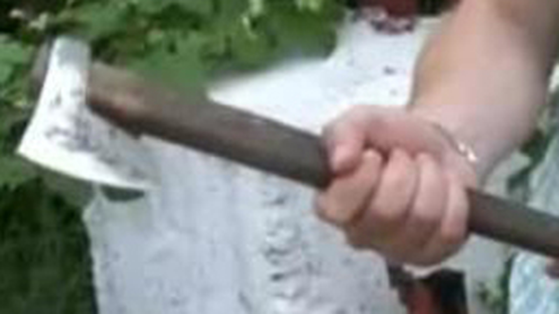 VIDEO L-a omorat cu un topor pentru ca depusese marturie impotriva lui!