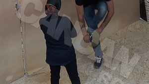 Filmat in timp ce se ruga in mall! Un barbat s-a descaltat printre amatorii de shopping si si-a facut nestingherit metaniile