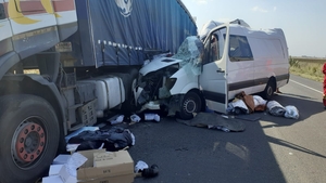 Accident mortal în Ialomița. O dubiță a intrat din plin într-un tir. O femeie a murit pe loc