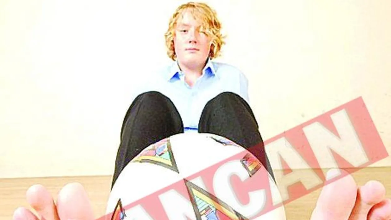 Poarta 51 la pantofi la doar 13 ani