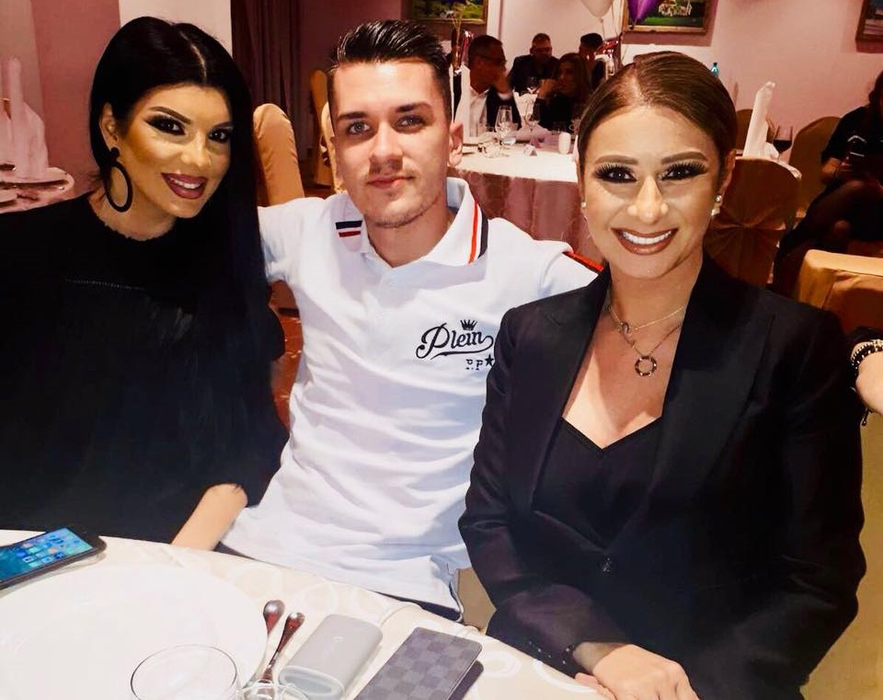 Andreea Tonciu e căsătorită cu Daniel Niculescu, iar Anamaria Prodan și soțul ei, Laurențiu Reghecampf, le sunt nași. Sursa foto: Facebook
