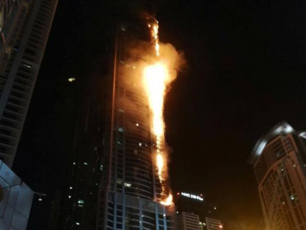 Incendiu de proporţii în DUBAI! Unul dintre cei mai impresionanţi zgârie-nori a luat foc