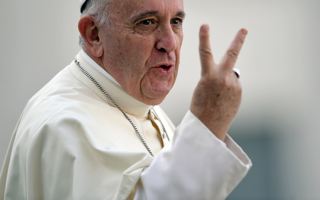 Papa Francisc a făcut o mărturisire neobişnuită în direct. Ce a recunoscut că face în timpul slujbelor religioase