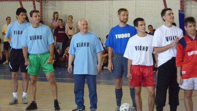 VIDEO Mircea Badea a jucat fotbal cu Belodedici si profesorii din liceu !
