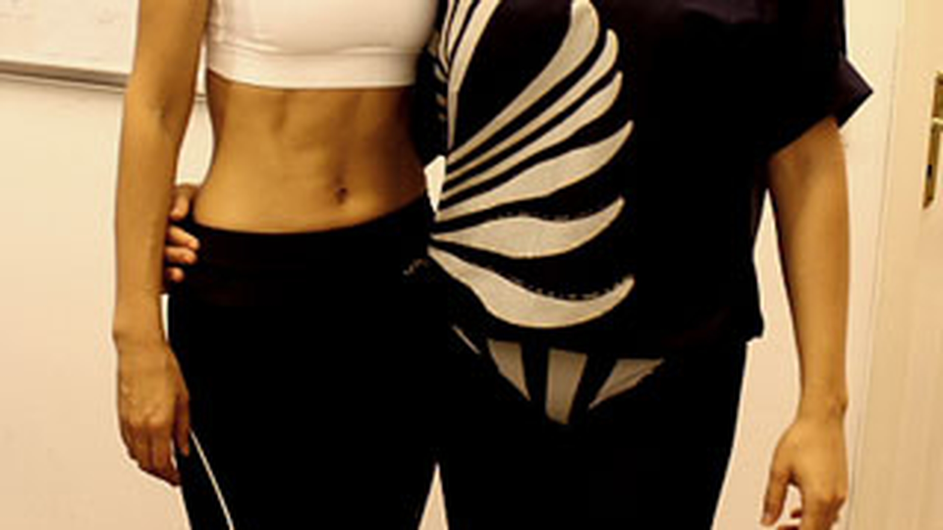 Uite ce abdomen bine lucrat are Dana Rogoz!