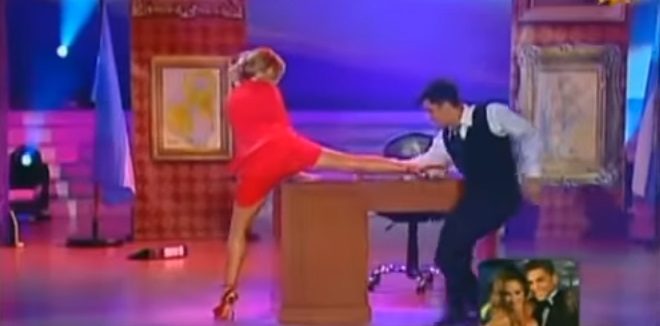 O actriță s-a dezbrăcat complet în timpul unei emisiuni TV! Gestul incredibil făcut de prezentator după ce vedeta și partenerul ei au rămas goi pușcă