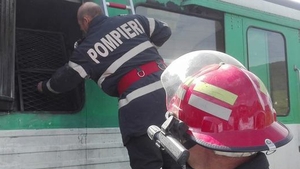 Tren în flăcări în apropiere de Buzău! Pompierii au intervenit