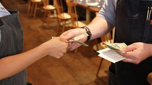 Nu este o eroare! Ce salariu are, fără bacșișuri, un român care lucrează ca ospătar în Germania