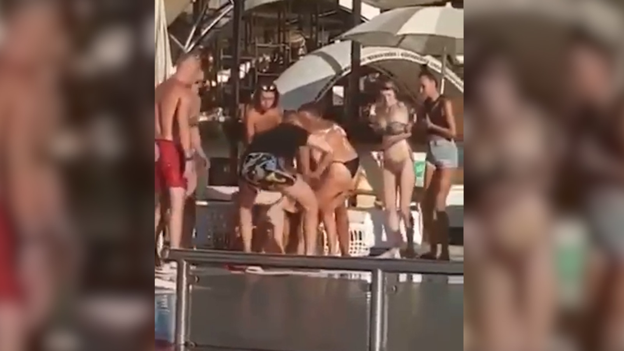 Imagini șocante la o piscină din Capitală, după ce două tinere s-au luat la bătaie