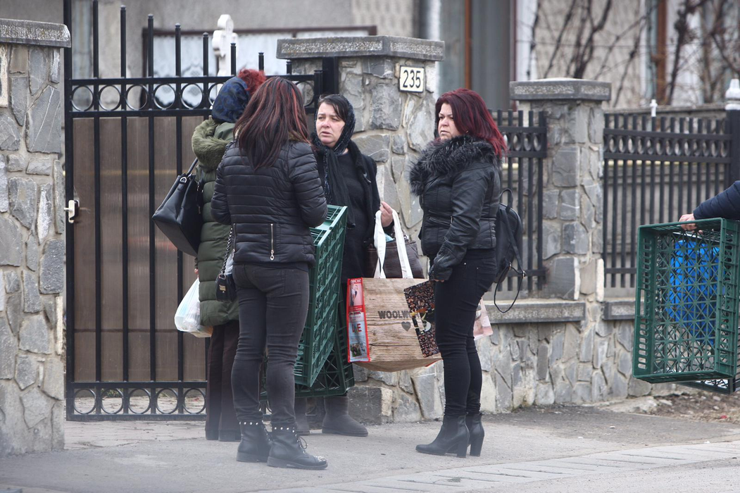 Grațiela Condea, mama Ioanei, consolată de rude, dar și de niște prietene, în fața casei