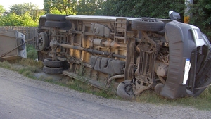 Accident teribil pe DN1! Un microbuz care transporta membrii unei echipe de fotbal s-a rasturnat! Trei persoane, in stare grava