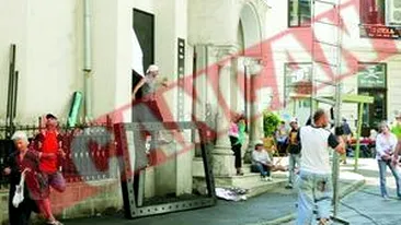 Reclama Honda cu manechine sexy la biserica