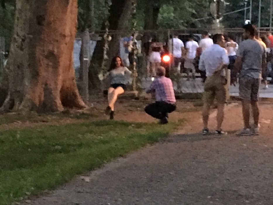 Emil Boc, cu fiica de mână, la UNTOLD. Primarul Clujului s-a pus pe vine ca să-i facă fotografii Patriciei. VIDEO
