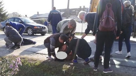 Se duceau să ia copiii de la grădiniță, dar n-au mai ajuns. Două femei din Răzvad, lovite în plin de o mașină, pe marginea drumului