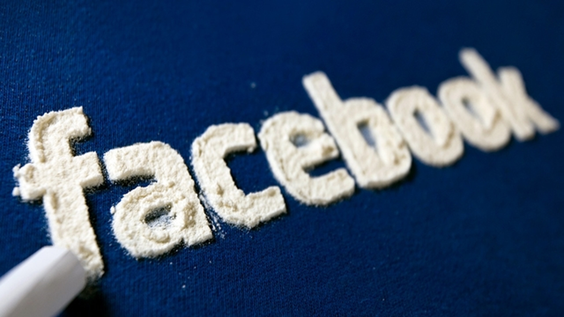 Te-ai intreabat vreodata de ce are Facebook culoarea albastra? Zuckerberg a ales asta dintr-un motiv HALUCINANT
