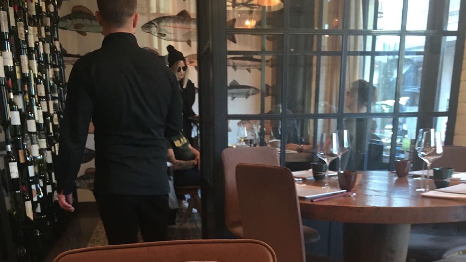 EXCLUSIVITATE. I-am fotografiat în flagrant amoros a treia zi după Crăciun! A invitat-o la un prânz cu sushi pe senzuala cântăreaţă şi… Liderul ”Direcţia 5” & Alina Crişan s-au sărutat în rafale la restaurant!