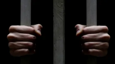 Patru agenti de paza au fost arestati dupa ce au sechestrat un barbat suspectat de incendiere!