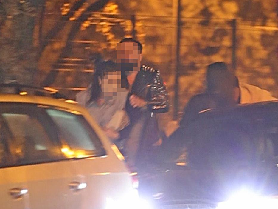 Bărbatul o agresează pe tânără (SURSA FOTO: CANCAN.RO)
