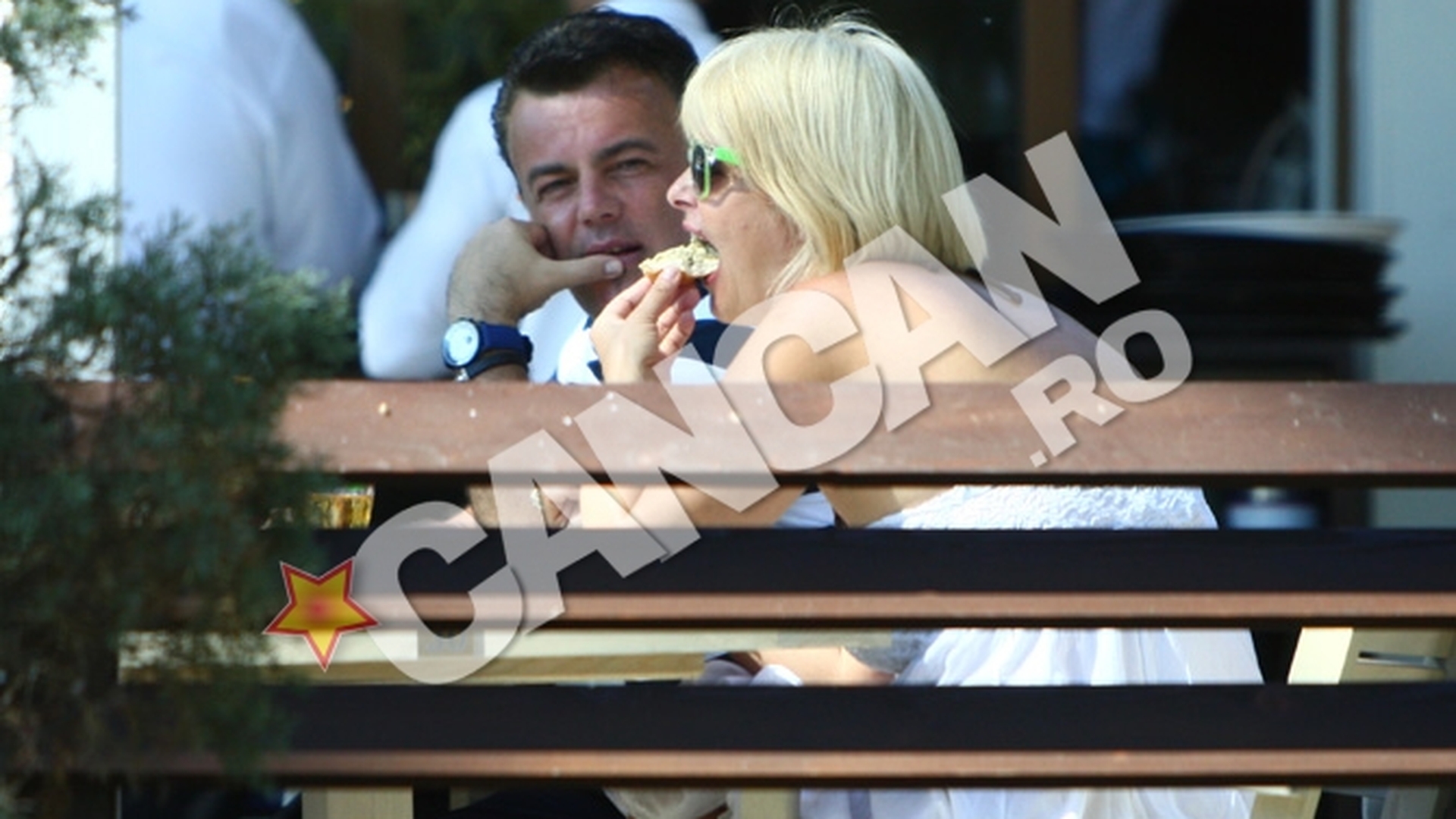 Iuliana Marciuc il hraneste pe Adrian Enache ca pe un bebelus. Mananca cu gura plina