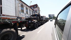 Un camion al NATO a fost implicat într-un accident rutier. S-a răsturnat într-un sens giratoriu din Sibiu