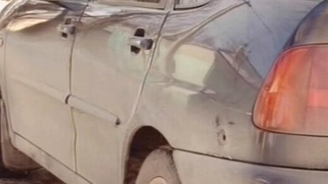 O masina a fost lovita de un glont, in parcarea unui supermaket din Militari