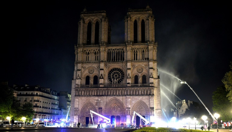 Gestul care a emoționat o lume întreagă! O fetiță de 9 ani a donat bani pentru Notre Dame