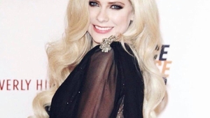 Avril Lavigne se iubește cu un milionar și se zvonește că este însărcinată