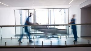 O fetiță de 2 ani a murit în brațele tatălui, la scurt timp după externare! Prima reacție a spitalului