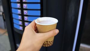 Ireal ce a putut păți o tânără de 21 de ani, după ce a băut o cafea de la automatul din aeroport