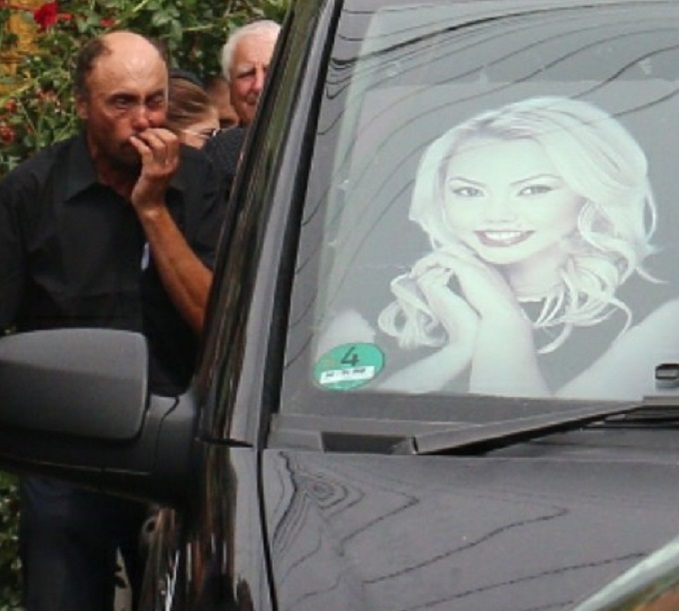 Maşina mortuară a fost împodobită cu un portret al artistei