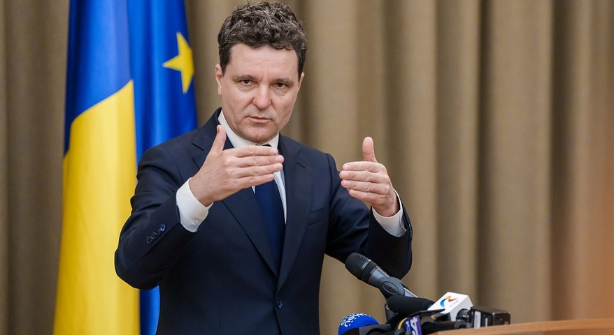 Nicușor Dan, surprins în pijamale pe stradă, în miezul zilei. Imaginile care s-au viralizat