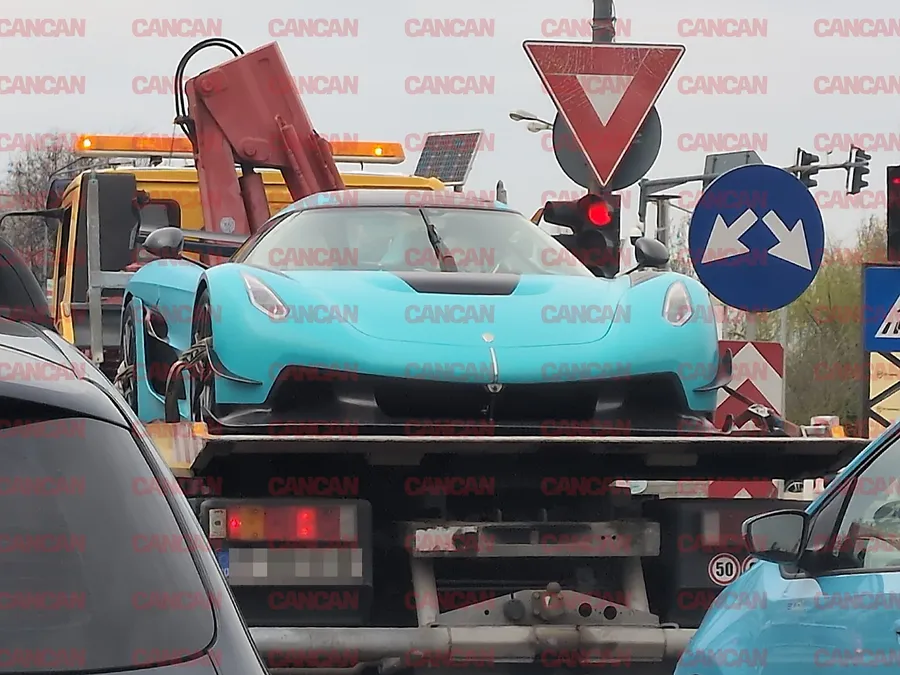 Bolidul lui Andrew Tate a fost ridicat cu platforma