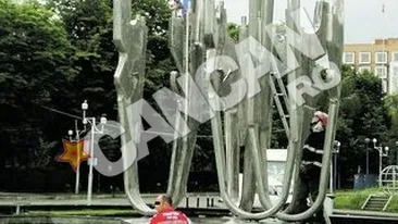 Suparat ca si-a pierdut actele. A fugit de la spital si s-a urcat pe arteziana