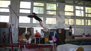 Natalia si Maria s-au indragostit de gimnastica! Fetele milionarului Truica se antreneaza intr-o sala jalnica