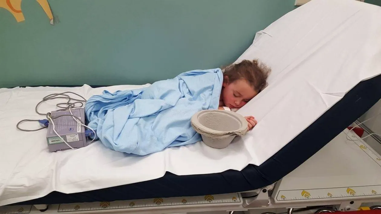 O fetiță de șase ani, hărțuită de colegi, a ajuns în spital. Mesajul sfâșietor al mamei: „Refuză să mai mănânce și adoarme plângând”