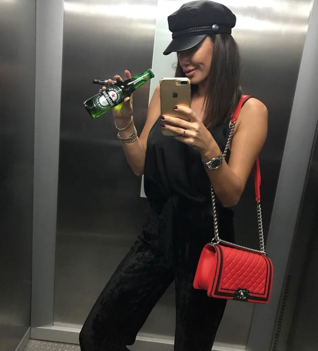 Dora este o tânără super sexy. Recent, s-a cuplat cu un milionar însurat, care o răsfață cu cadouri scumpe