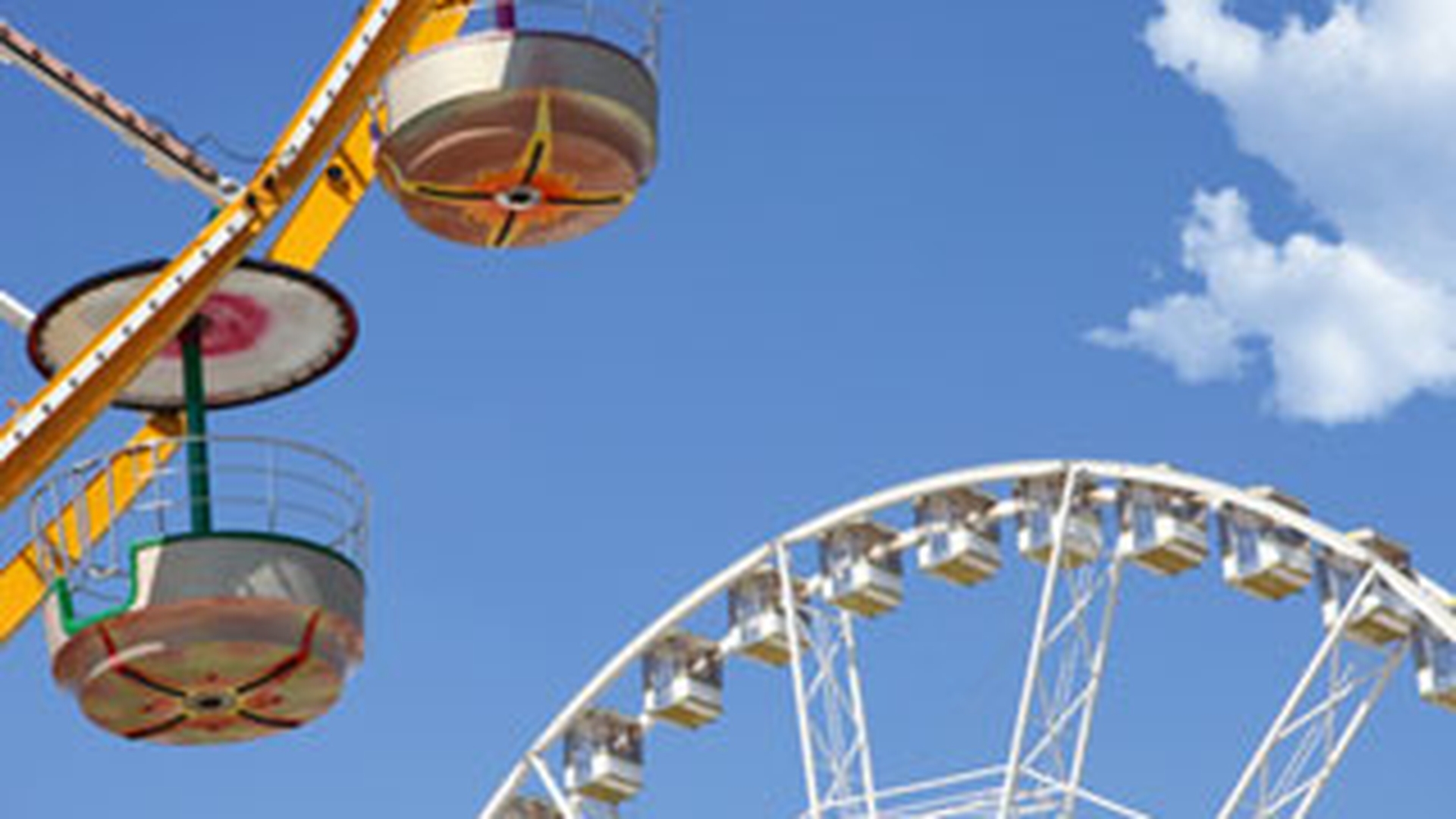 O fata de 15 ani a murit intr-un carusel dintr-un parc de distractii