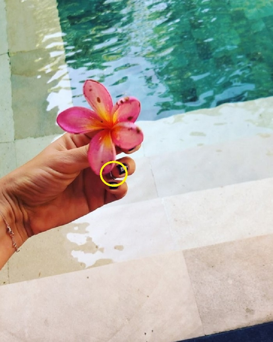 Corina Caragea poartă în vacanţa din Asia un inel care seamănă perfect cu cel primit de la iubitul ei, Robert Pongracz, când a cerut-o de soţie. Sursa foto: Instagram