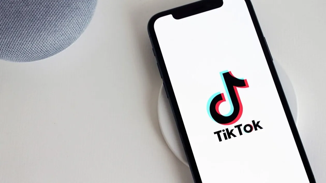 Oamenii, îndemnați să șteargă aplicația TikTok. Experții dezvăluie riscurile la care se supun