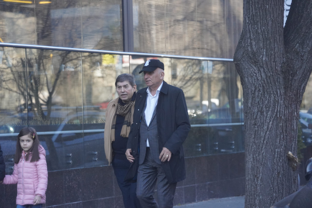 Mihail Vlasov și Costel Bucur au ieșit din restaurant și se îndreaptă către mașini (Foto: CANCAN.RO)