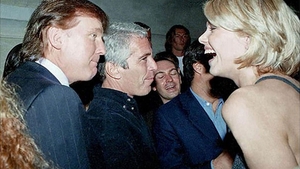 Adevărul despre pozele compromițătoare în care apare Donald Trump cu fetele lui Jeffrey Epstein! „Au fost transmise FBI-ului”